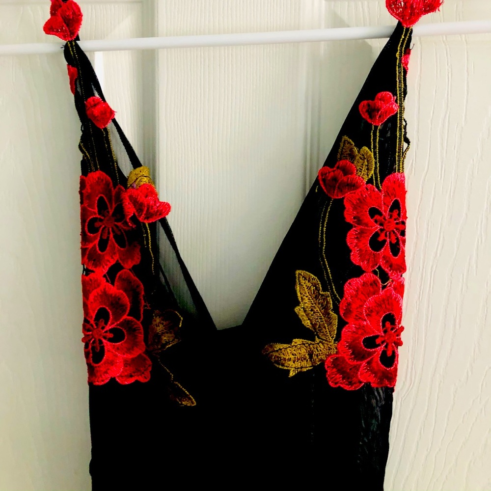 Beautiful jumpsuit color black ,flowers detail .